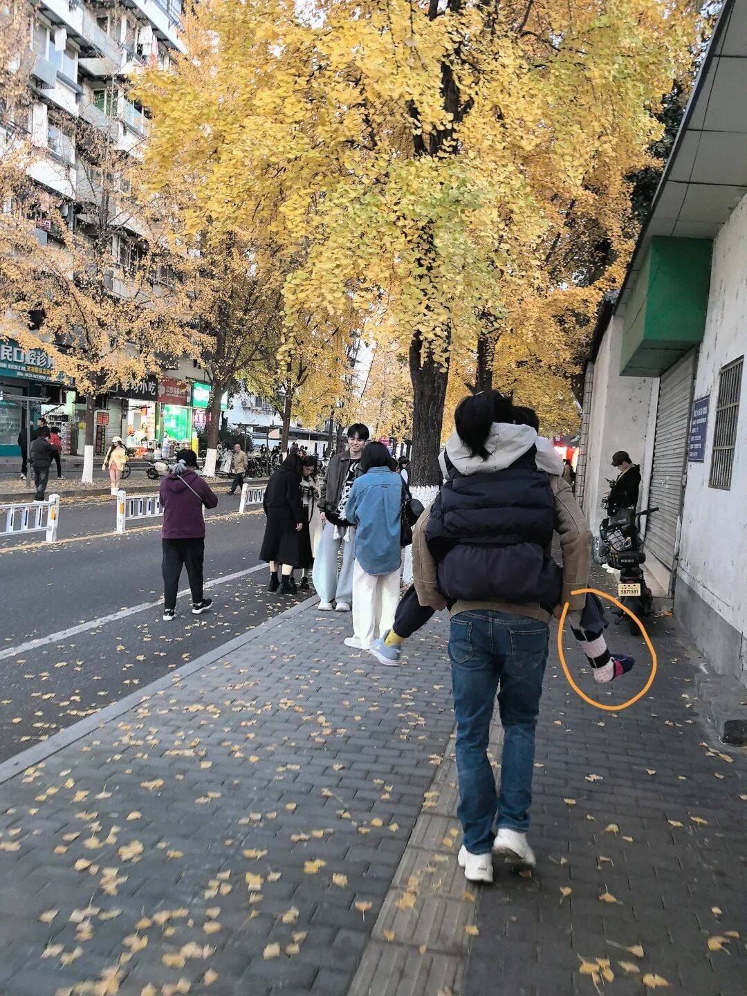 皇冠信用网注册_杭州小学女生躲在厕所偷偷哭皇冠信用网注册，医生建议休学！没想到2个月来，她一节课没落下！“原来除了爸爸妈妈，还有那么多人爱我”